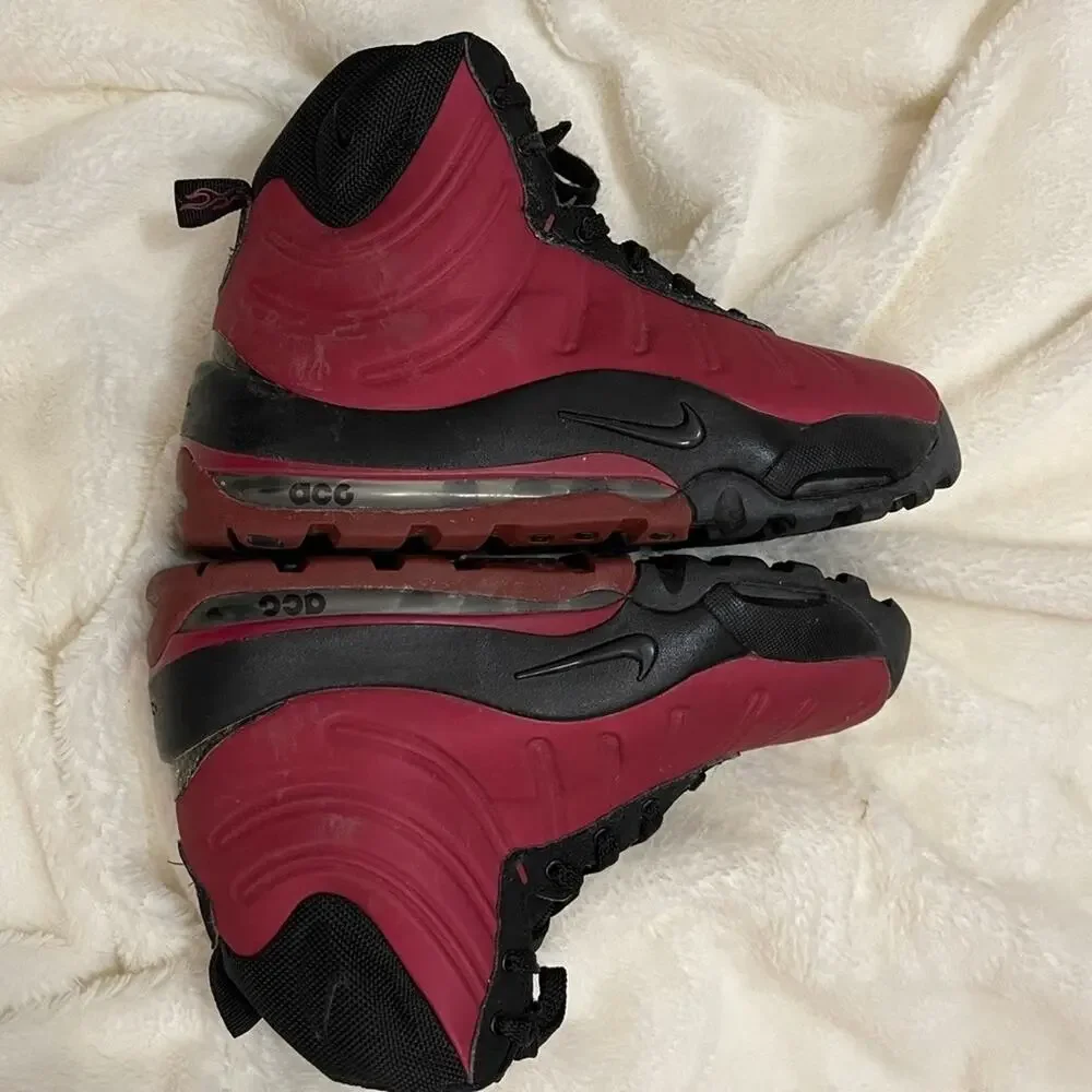 Nike Air Max Boys Burgundy and Black Boots Size 5.5 Youth